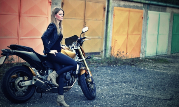 Kobiecy styl na motocyklu