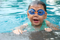 Pływanie a rozwój społeczny- jak interakcje w basenie uczą współpracy i empatii?