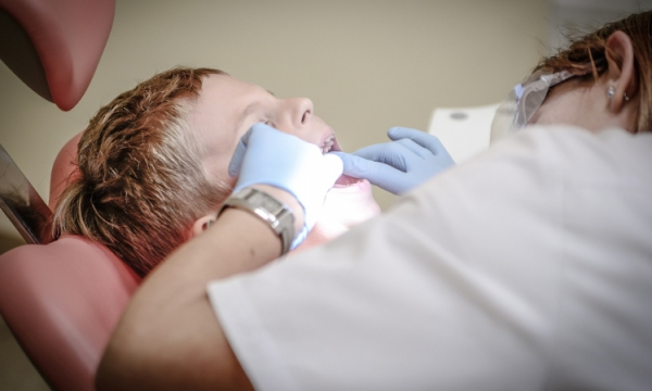 Parodontoza to groźna choroba przyzębia. Kiedy warto odwiedzić periodontologa?