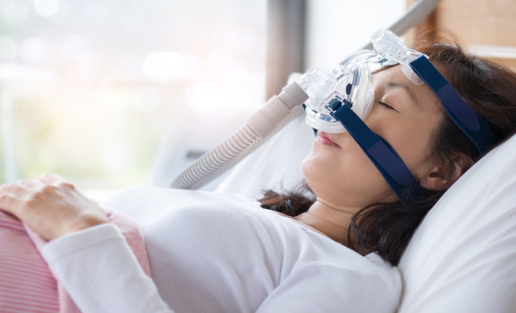 Chrapanie - kobieta śpiąca w masce CPAP